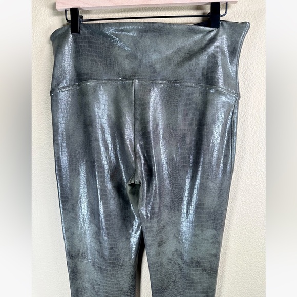 SPANX Faux Leather Croc Shine Leggings in Darkened Olive Size XL/TG - Picture 7 of 16